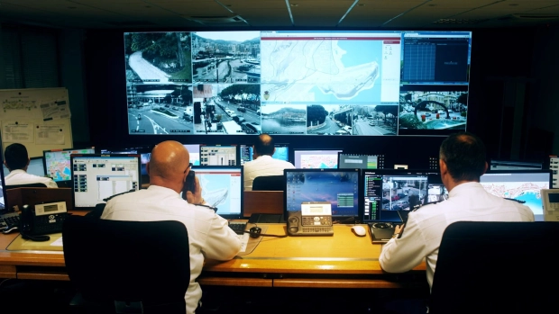 Policier opérateur radio et vidéo-protection