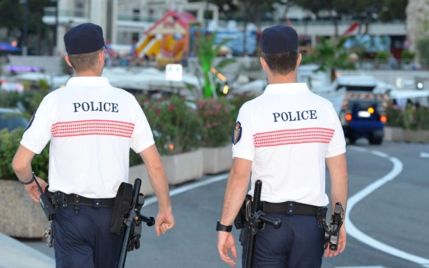 Policier en tenue d'uniforme